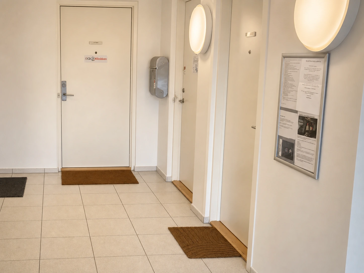 Døren til OCD Klinikken i bygningens fælles indgangsområde